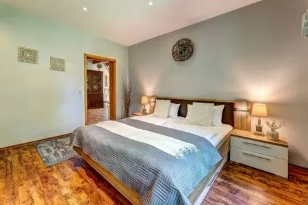 Schlafzimmer mit großen Doppelbett Haus Seeadler, Whg. Turmfalke