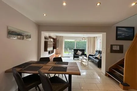 Gemütliches Wohnzimmer ideal für entspannende Abende. Flipper