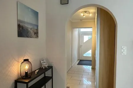 Willkommen im stilvollen Flur mit eleganter Beleuchtung. Flipper