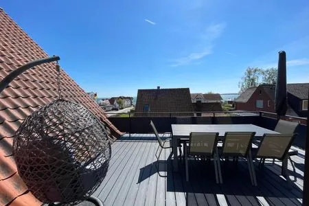 Genießen Sie entspannte Stunden auf der großzügigen Dachterrasse mit herrlicher Aussicht. Robbe