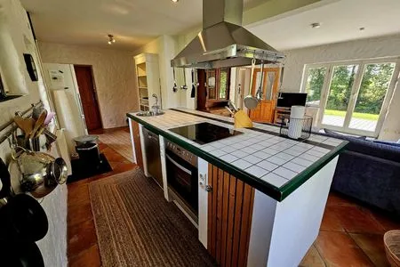 Entdecken Sie die stilvolle Küche, perfekt zum Kochen und Genießen mit Blick ins Grüne. Haus Horizont