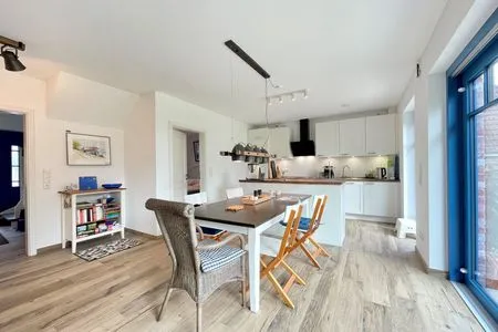 Entdecken Sie die stilvolle Küche mit einem einladenden Essbereich, perfekt für gesellige Abende! Haus Schiffchen