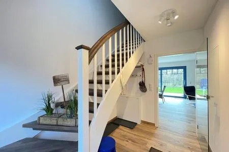 Willkommen im einladenden Eingangsbereich mit direktem Zugang zum modernen Wohnzimmer! Haus Schiffchen