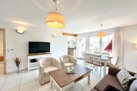 Entspannen Sie in diesem modernen Wohnzimmer mit stilvollem Mobiliar und hellem Ambiente. Strandpark Lübecker Bucht Findus