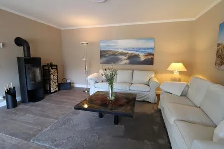 Wohnzimmer Küstenglück – Urlaub mit Garten, Kamin & Komfort