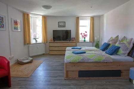 Blick auf das Doppelbett des Schlafzimmers Ferienwohnung Zur Sonne