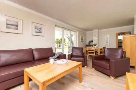 Wohnzimmer FeWo Haubentaucher - Kamin, Sauna, Meerblick