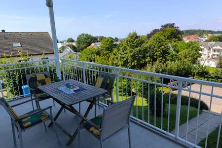 Balkon helle, ruhige Ferienwohnung mit schöner Aussicht, strandnah