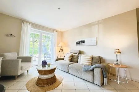 Wohnbereich mit Couch, Sessel, Wlan, TV und Terrassenzugang Strandquartier L. A.