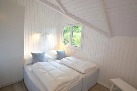 Schlafzimmer mit Doppelbett (160 x 200 cm) und Kleiderschrank Lille Hus
