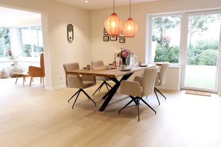 Großzügiger Essbereich mit offener Küche und Terrassenzugang Ferienhaus Landliv Hus