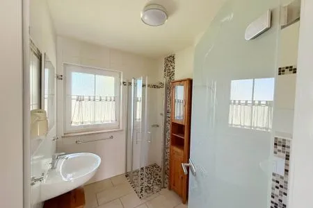 Badezimmer mit Dusche und Waschbecken  Am Deich Haus 16