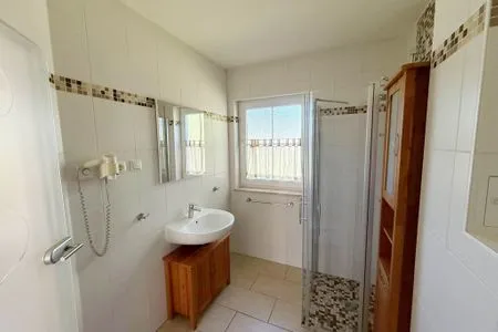 Badezimmer mit Dusche und Waschbecken  Am Deich Haus 16