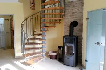 Kaminofen und Treppe ins Obergeschoss  Am Deich Haus 16