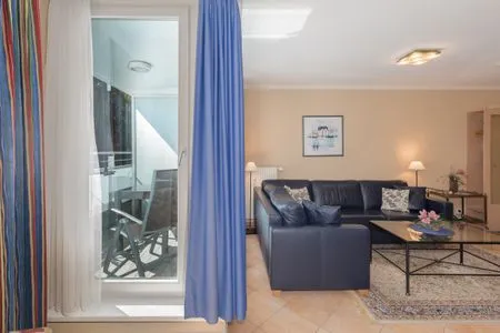 3 Ferienwohnung Apartment an der Seebrücke Zingst - Wohnzimmer mit Balkonzugang  Apartment an der Seebrücke