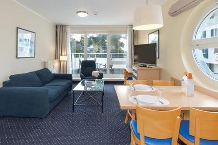 3 Ferienwohnung Bernsteinwind in Zingst - Wohnzimmer mit Essbereich  Bernsteinwind