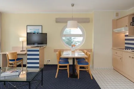 4 Ferienwohnung Bernsteinwind in Zingst - Essbereich mit Küche  Bernsteinwind