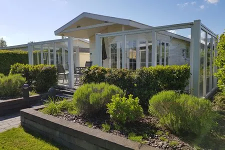 EuroParcs Schoneveld / Breskens Chalet Meeresrauschen mit Zaun Haus Nr. J251