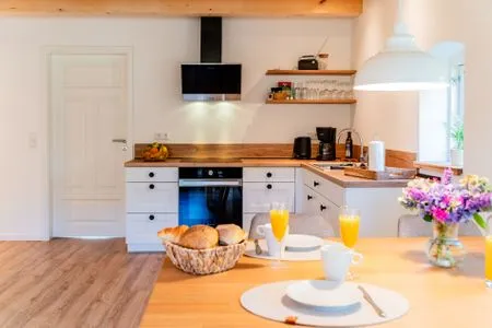 Offene Küche mit Essbereich Ferienwohnung Hanna im Reethus Mühlenlund