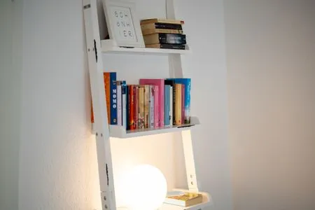 3 Ferienwohnung Jette Waren (Müritz) - dekoratives Bücherregal  Jette