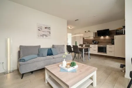 3 Ferienwohnung Müritztraum Hafenresidenz Wohnzimmer mit Blick in die Küche  Müritztraum