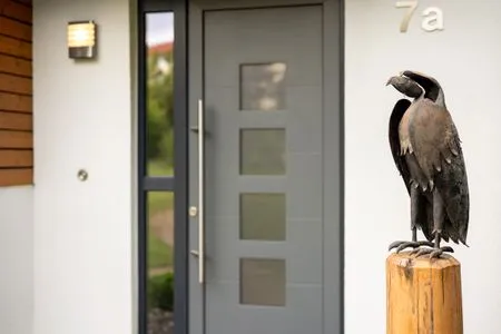 3 Ferienhaus Große Sommerliebe Waren (Müritz) - mit stilvollem Eingangsbereich und besonderer Skulptur am Eingang  Große Sommerliebe
