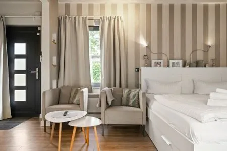 3 Ferienhaus Kleine Sommerliebe Waren (Müritz) - Gemütliches Schlafzimmer mit Doppelbett und Sitzecke  Kleine Sommerliebe