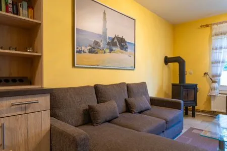 Wohnzimmer mit Kaminofen  Am Deich Haus 32