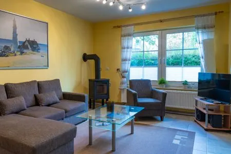 Wohnzimmer mit Kaminofen und TV Am Deich Am Deich Haus 32