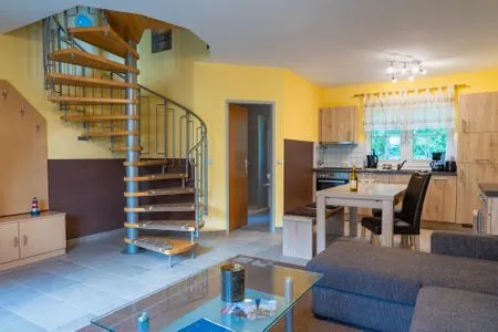 Blick zur Küche und Treppe ins Obergeschoss  Am Deich Haus 32