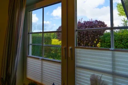 Blick vom Wohnzimmer auf die Terrasse  Am Deich Haus 36