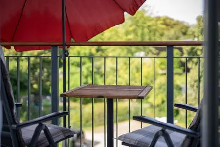 3 Ferienwohnung Altstadtapartment Carli Waren (Müritz) - gemütlicher Balkon mit Sitzgelegenheit und Sonnenschirm  Altstadtapartment Carli