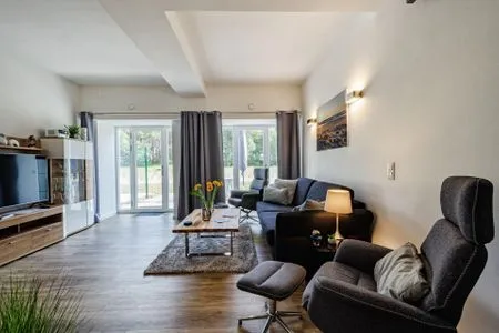 Wohn/Essbereich: Schlafsofa für 2 Personen, TV, Zugang zum Terrasse FeWo Ahoi in PRORA - 5.06