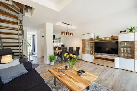 Wohn/Essbereich: Schlafsofa für 2 Personen, TV, Zugang zum Terrasse FeWo Ahoi in PRORA - 5.06