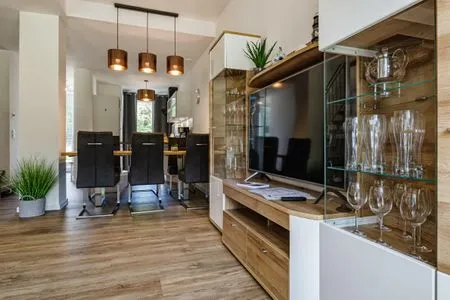 Wohn/Essbereich: Schlafsofa für 2 Personen, TV, Zugang zum Terrasse FeWo Ahoi in PRORA - 5.06