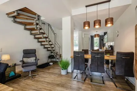 Wohn/Essbereich: Schlafsofa für 2 Personen, TV, Zugang zum Terrasse FeWo Ahoi in PRORA - 5.06