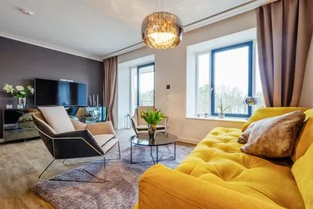 Wohn/Essbereich: Sofa, Sitzbereich, Essbereich, TV, Zugang zu, Balkon FeWo Ambiente in PRORA - 6.31