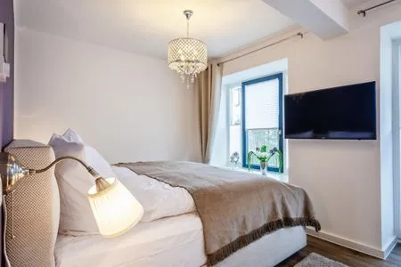 Schlafzimmer 1: Doppelbett (180x200), TV FeWo Ambiente in PRORA - 6.31