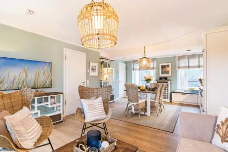 Wohnzimmer: Sofa, TV, Zugang zum Balkon FeWo Aquarius in PRORA - 4.41