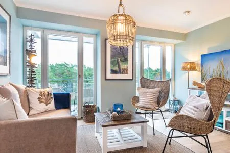 Wohnzimmer: Sofa, TV, Zugang zum Balkon FeWo Aquarius in PRORA - 4.41