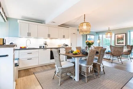 Wohnzimmer: Sofa, TV, Zugang zum Balkon FeWo Aquarius in PRORA - 4.41