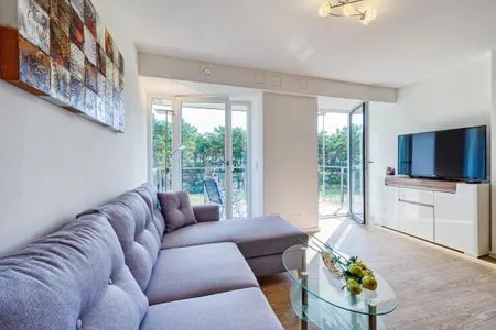 Wohn/Essbereich: Schlafsofa 160x200, TV, Zugang zum Balkon FeWo Arkonas Strandperle in PRORA - 5.23