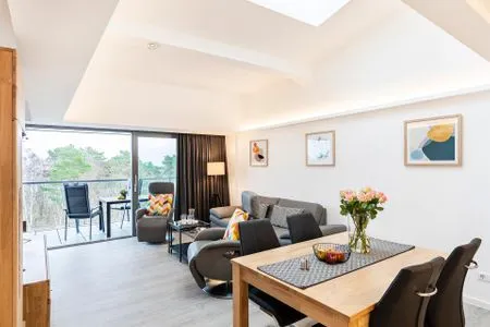 Wohn/Essbereich: Sofa, Sitzbereich, Essbereich, smartTV, Zugang zum Balkon FeWo Ausblick in PRORA - 8.52