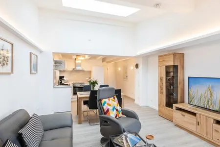 Wohn/Essbereich: Sofa, Sitzbereich, Essbereich, smartTV, Zugang zum Balkon FeWo Ausblick in PRORA - 8.52