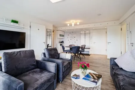 Wohn/Essbereich: Sofa, Sitzbereich, Essbereich, TV, Zugang zum Balkon FeWo Auszeit in PRORA - 9.42