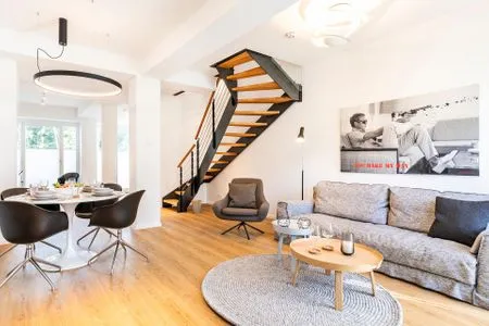 Wohn/Essbereich: Sofa, Sitzbereich, Essbereich, TV-Flachbild, Zugang zur Terrasse FeWo Baltic Beach Home in PRORA - 2.02