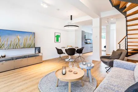 Wohn/Essbereich: Sofa, Sitzbereich, Essbereich, TV-Flachbild, Zugang zur Terrasse FeWo Baltic Beach Home in PRORA - 2.02