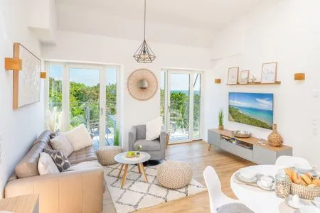Wohnzimmer: Sofa, Smart-TV, Zugang zum Balkon FeWo Wellenblick in PRORA - 2.53