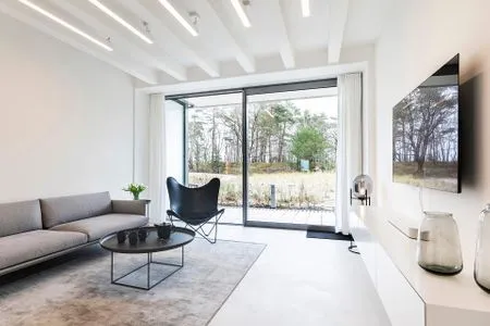 Wohnzimmer: Sofa, TV, Zugang zur Terrasse FeWo VOID in PRORA - 7.02