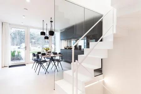 Wohnzimmer: Sofa, TV, Zugang zur Terrasse FeWo VOID in PRORA - 7.02